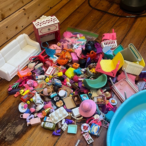 Huge lot of Barbie accessories - Picture 1 of 2